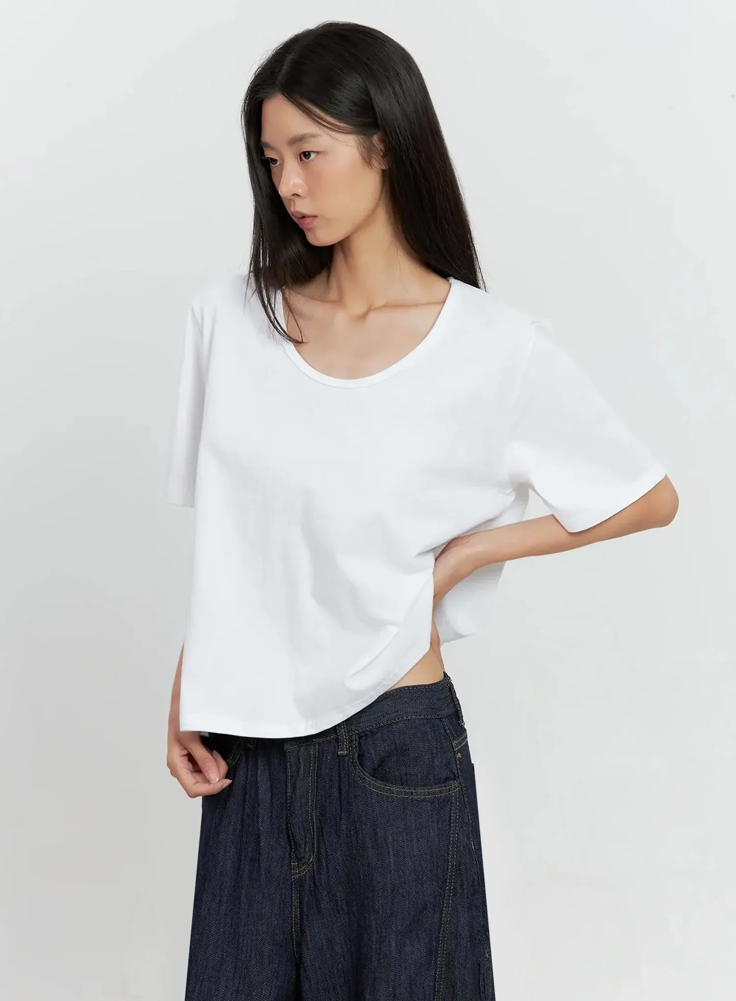 Basic U-Neck T-Shirt IL528 - Image 9