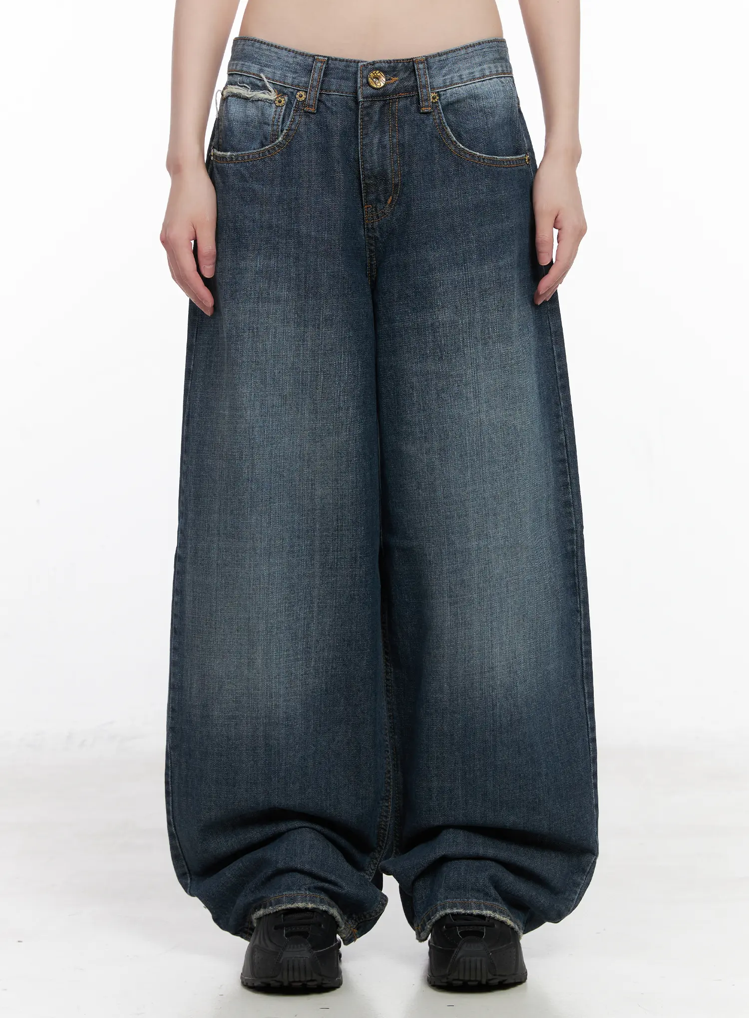 Elowyn Low-Rise Baggy Jeans CN510
