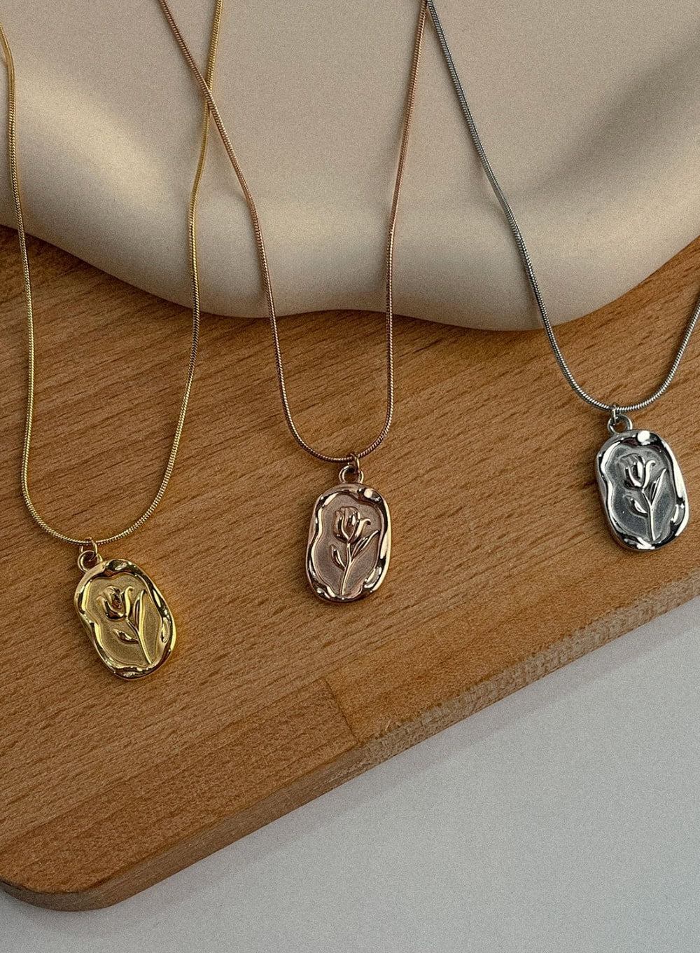 Flower Shilling Necklace IL405 - Image 3