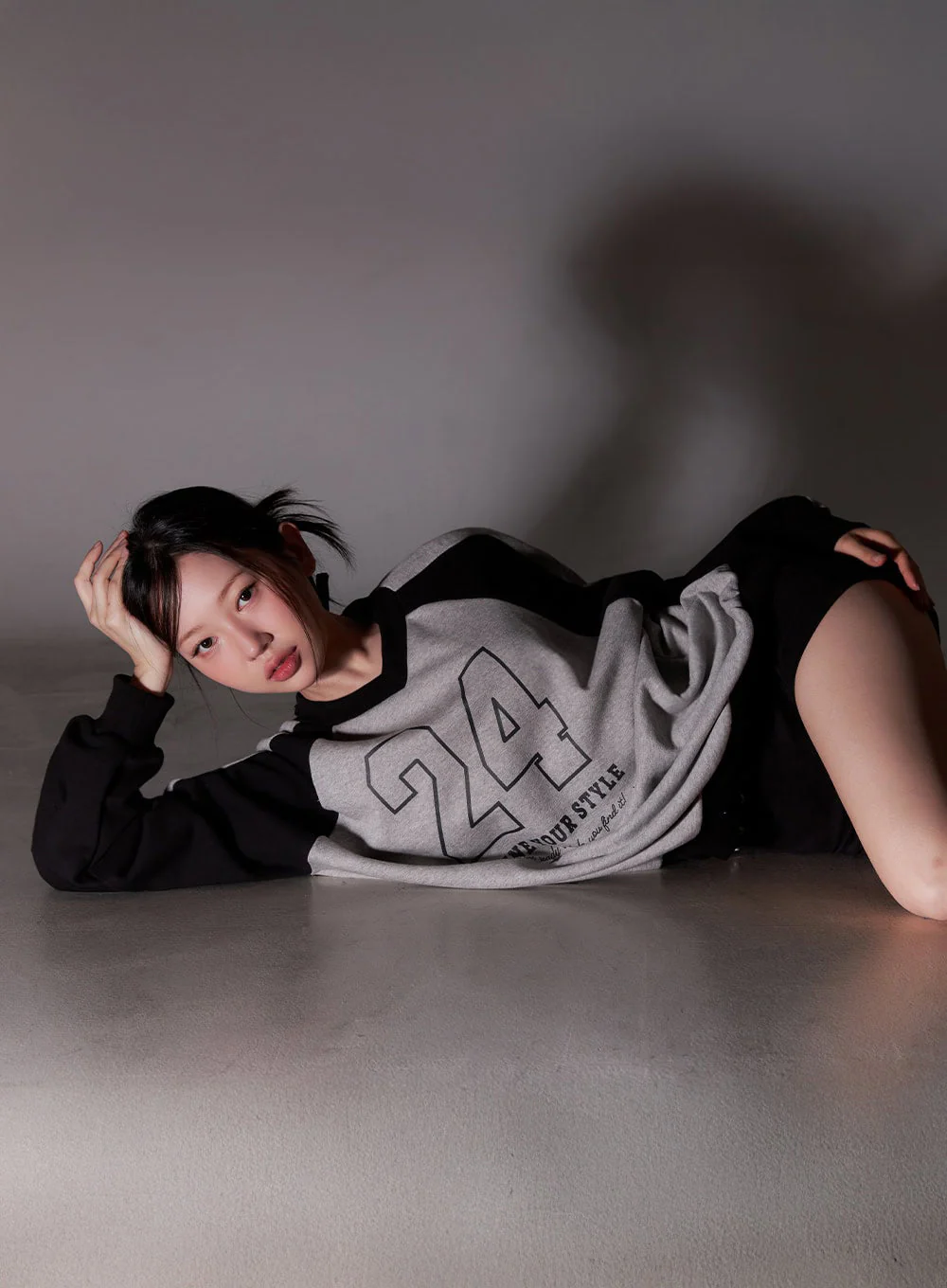 Graphic V-Neck Oversize Sweatshirt IM528 - Image 12