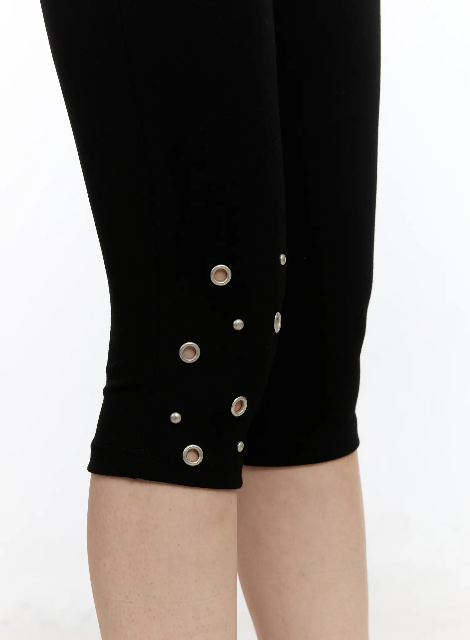 Grommet Detail Capri Leggings CA507 - Image 3