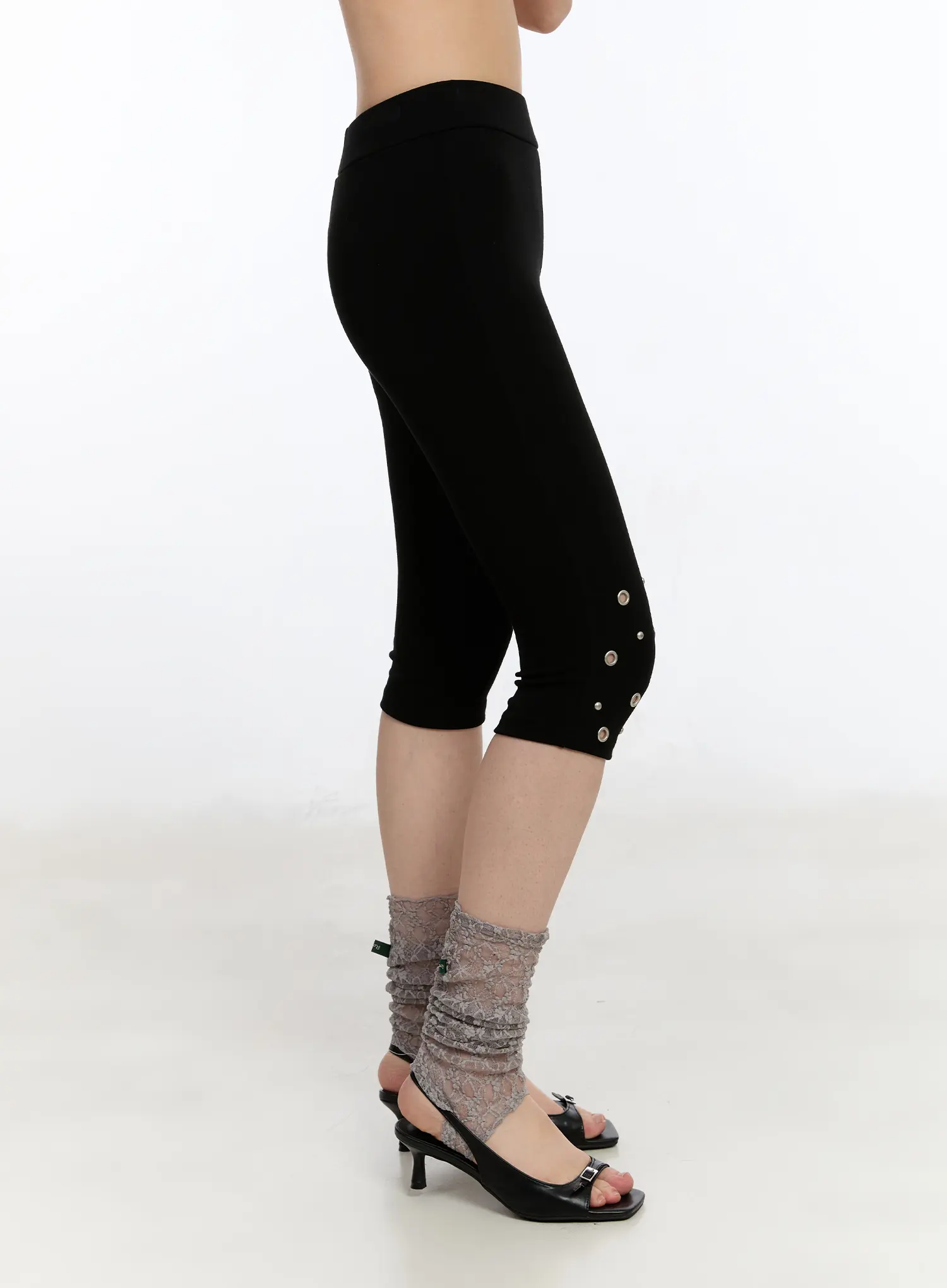 Grommet Detail Capri Leggings CA507 - Image 4