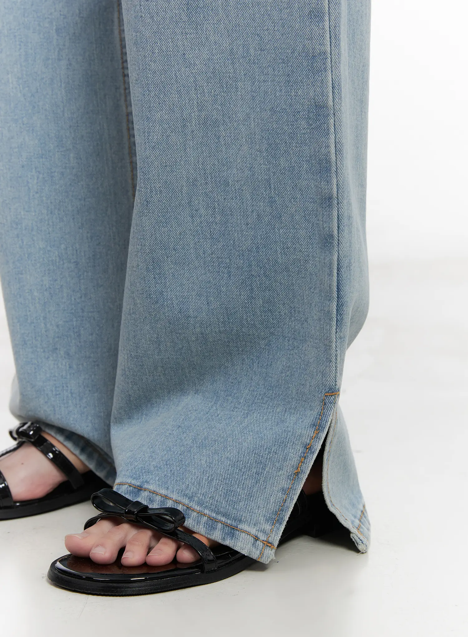 Hyuna Slit Straight-Fit Jeans CU525 - Image 4