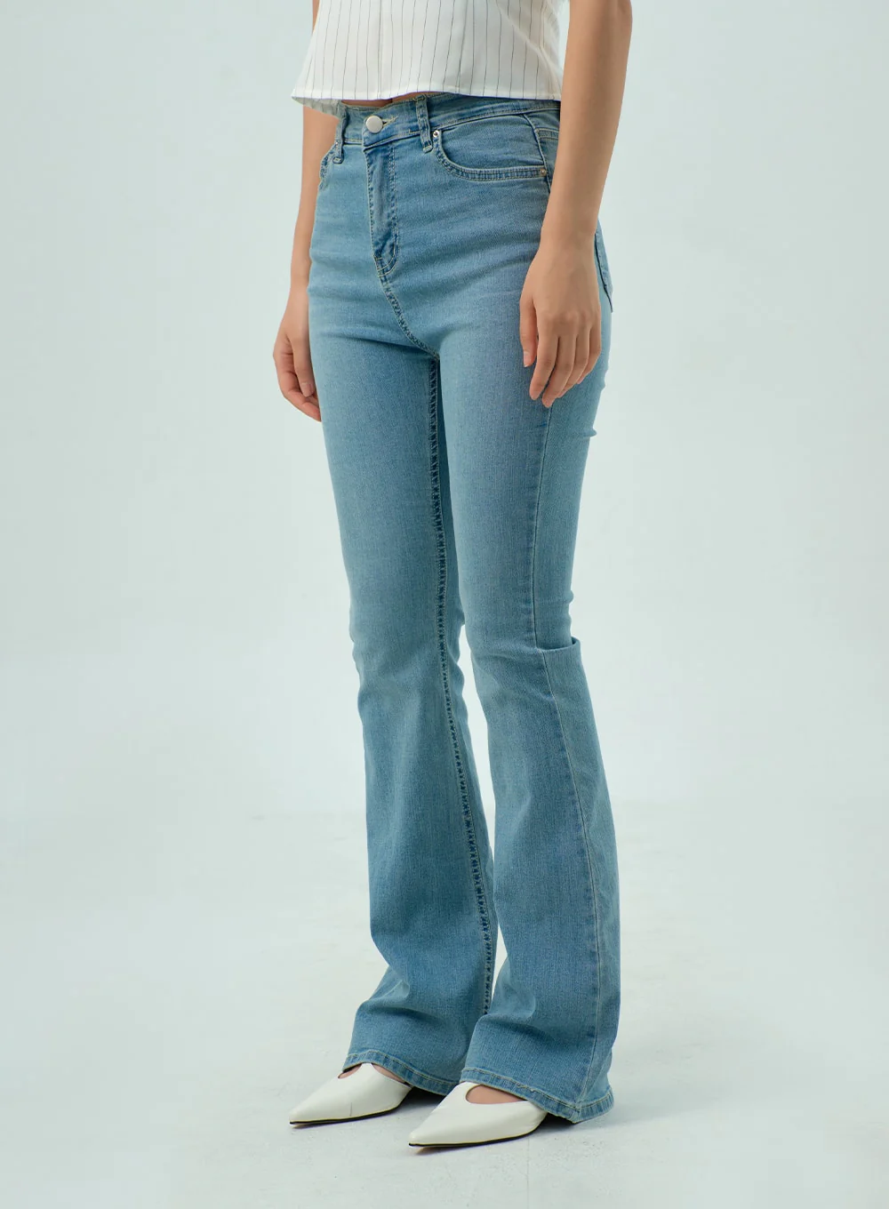Light Wash Bootcut Jeans CY330 - Image 9