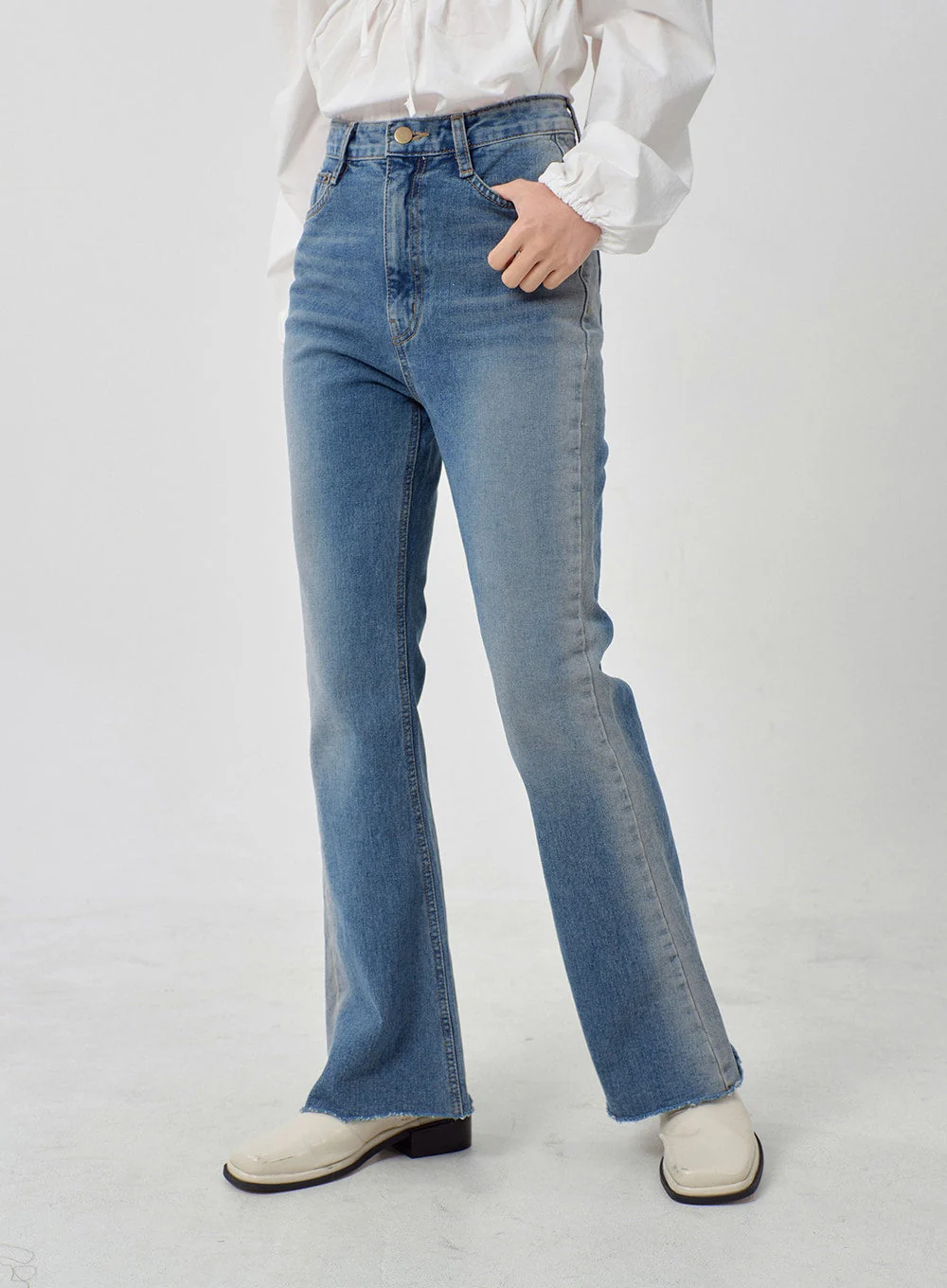 Light Washed Bootcut Jeans OD27 - Image 3