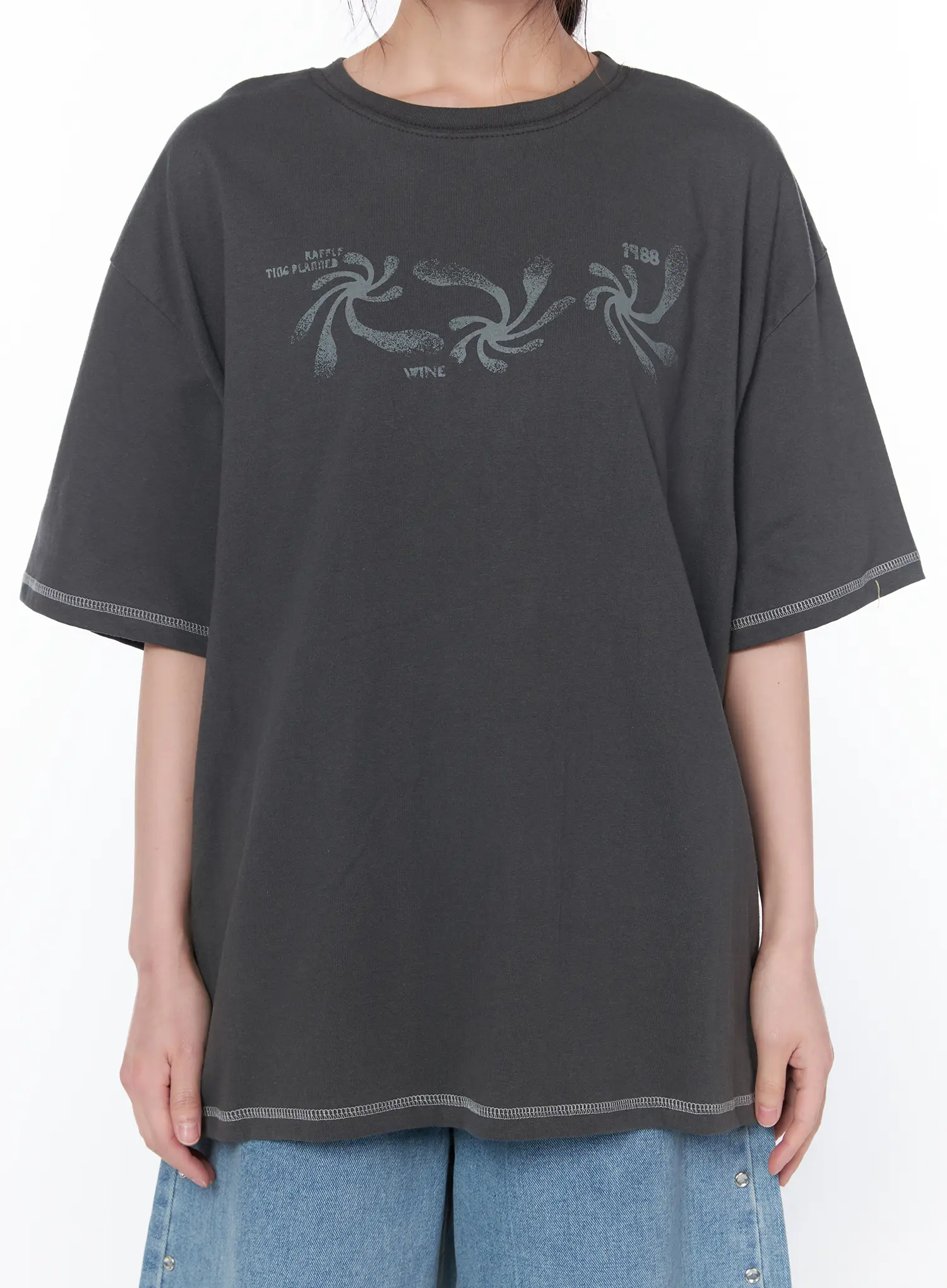 Loose Fit Graphic Stitch T-Shirt CA529 - Image 4