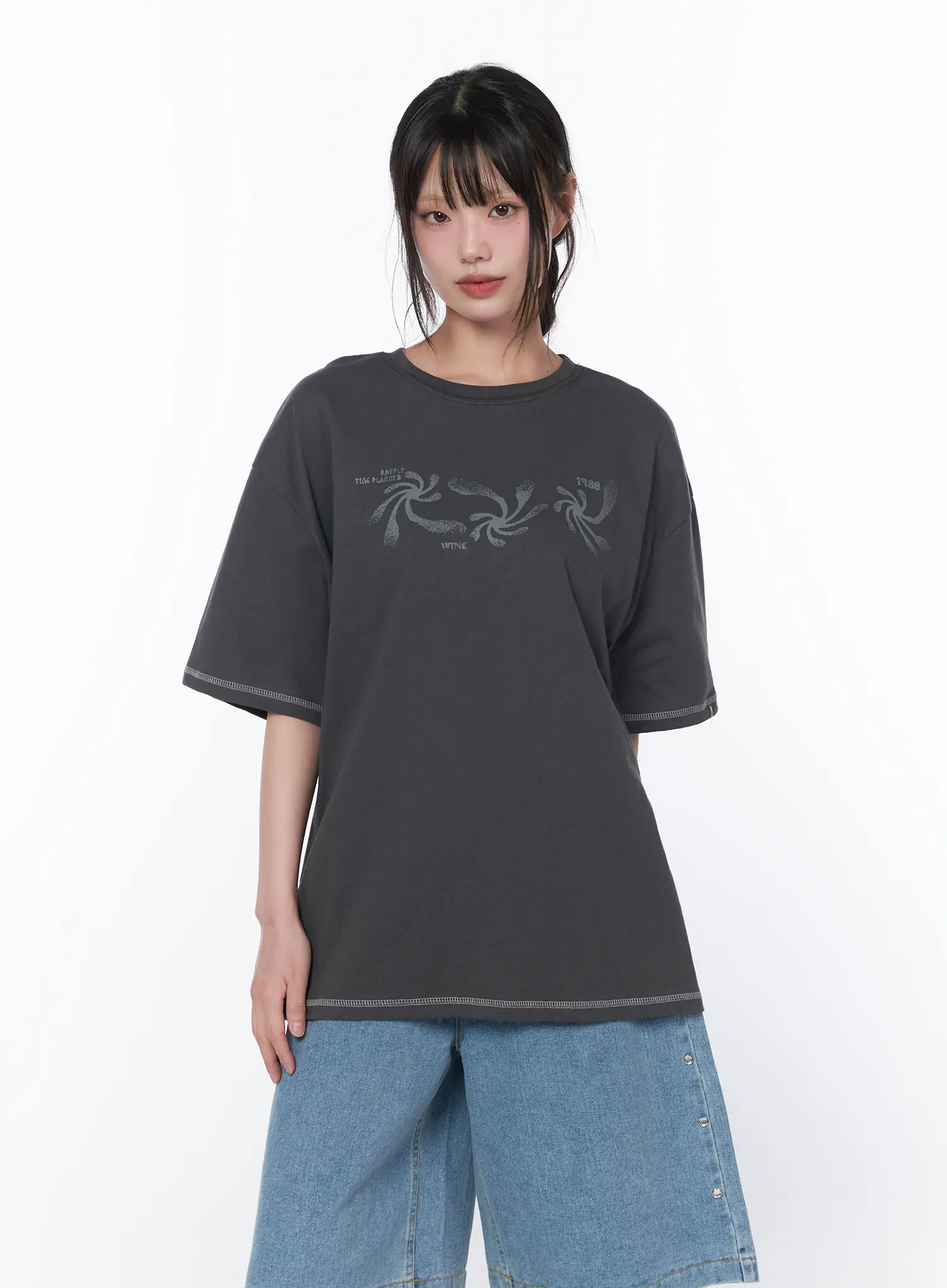Loose Fit Graphic Stitch T-Shirt CA529 - Image 5