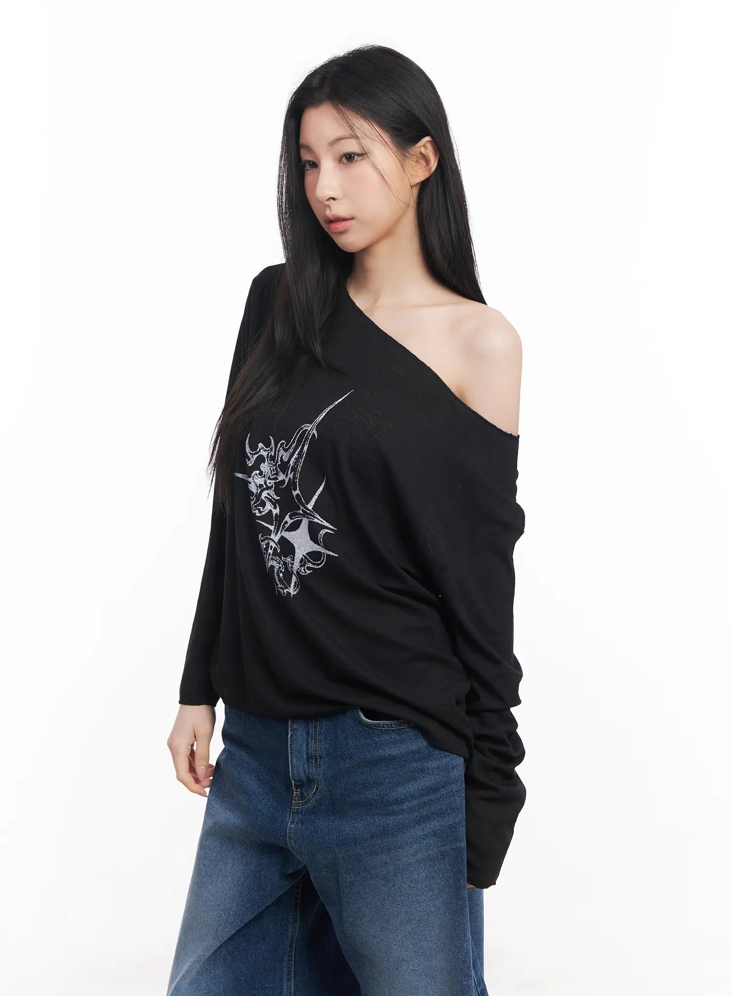 Loose-Fit Long Sleeve Graphic Top CU510 - Image 12