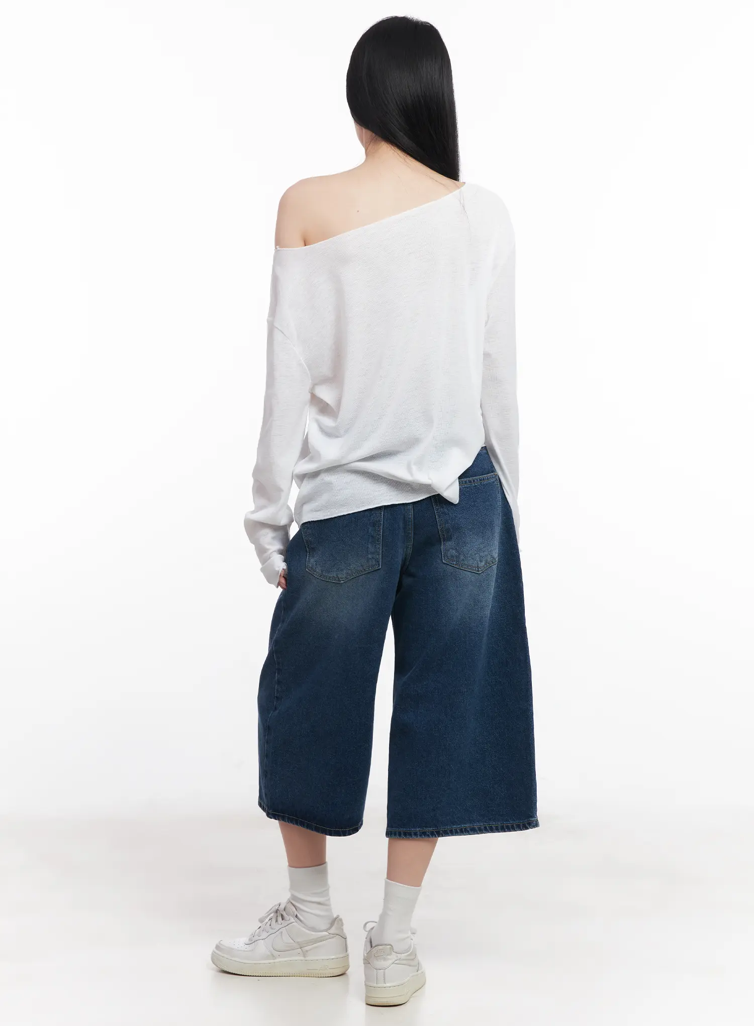Loose-Fit Long Sleeve Graphic Top CU510 - Image 9