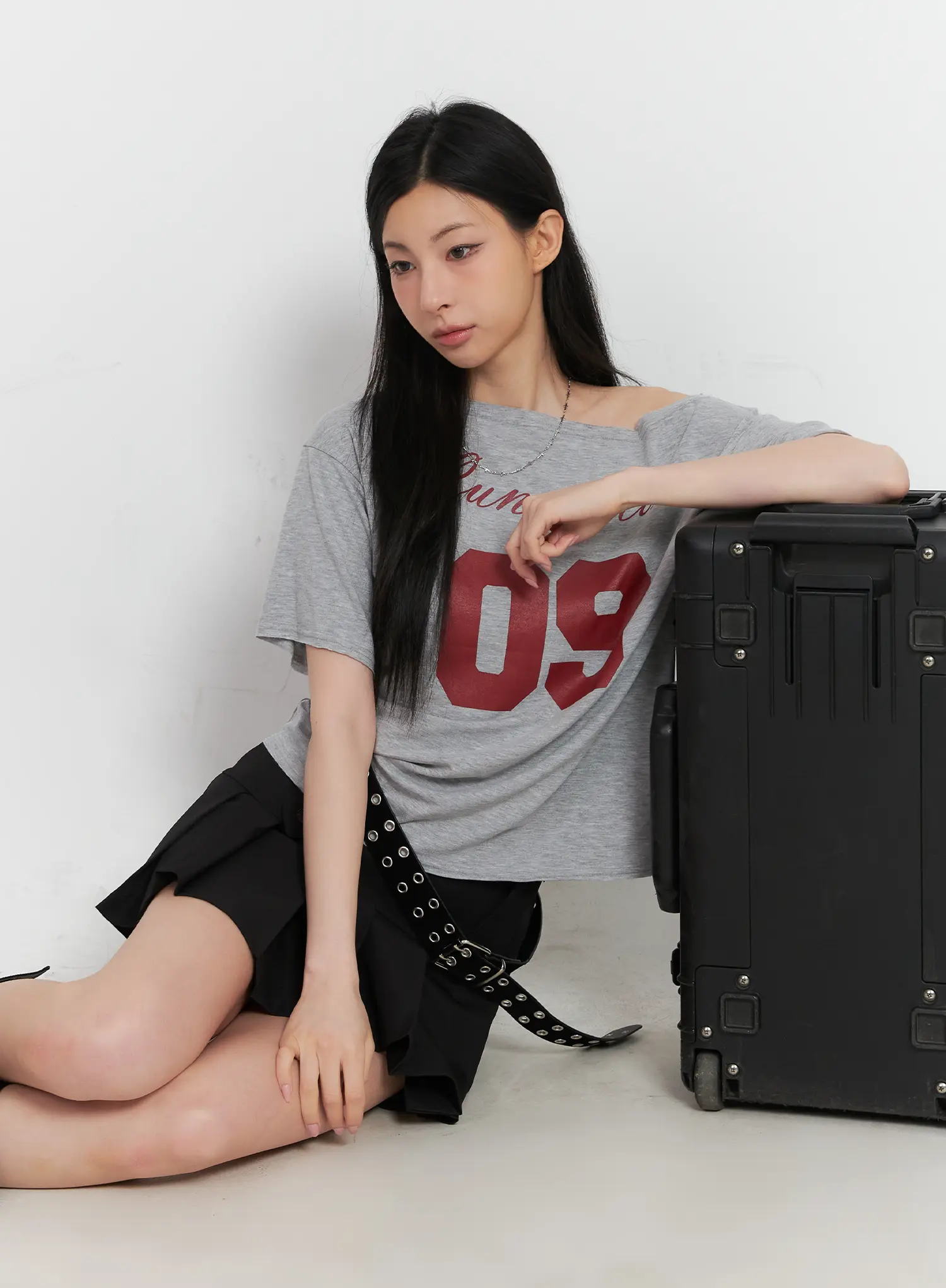 Loose-Fit One-Shoulder Graphic Tee CU511