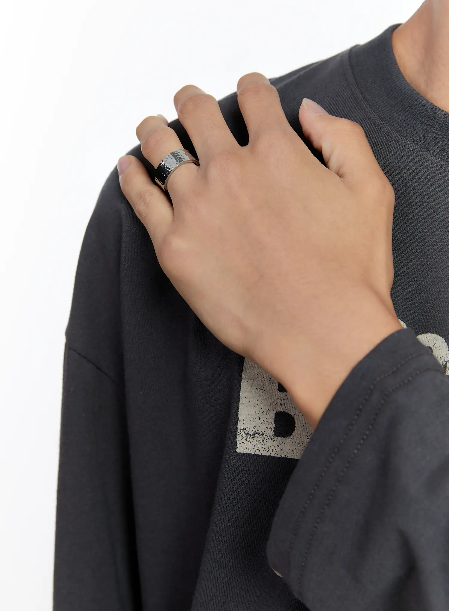 Men's Dented Pattern Ring IS530 - Image 4
