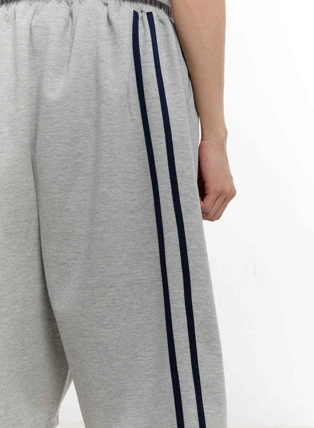 Men's Graphic Wide-Fit Sweat Shorts IA504 - Image 7