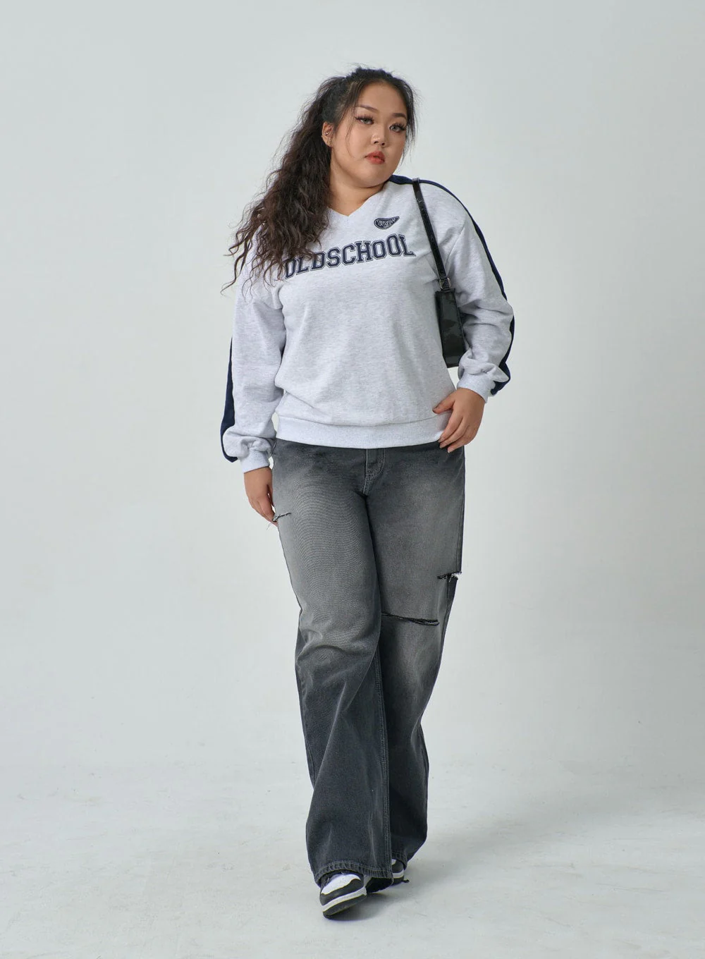 Plus Two Color V-Neck Sweatshirt IF317 - Image 3