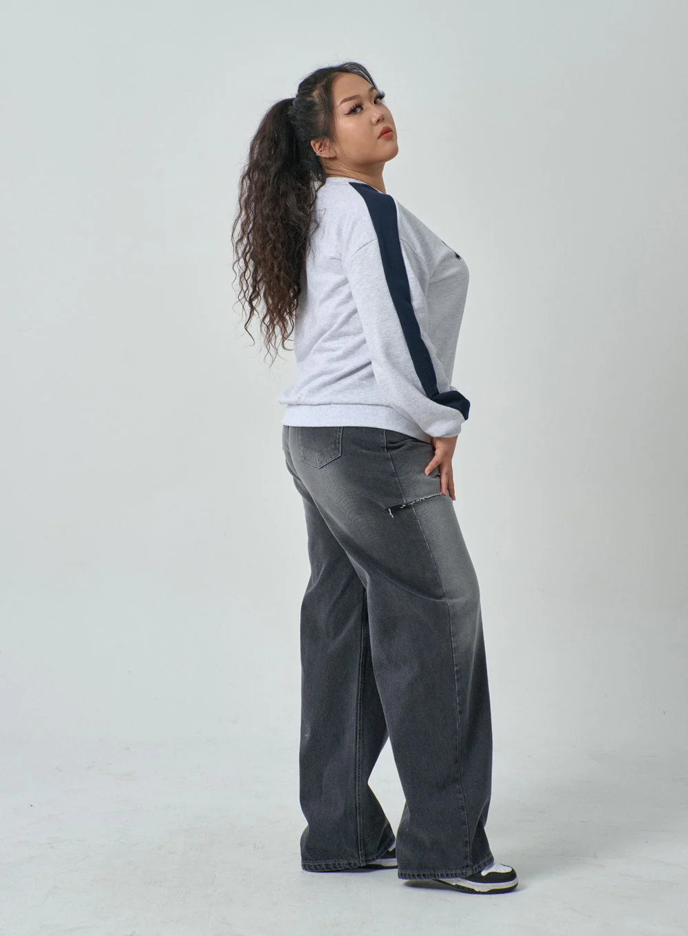 Plus Two Color V-Neck Sweatshirt IF317 - Image 8
