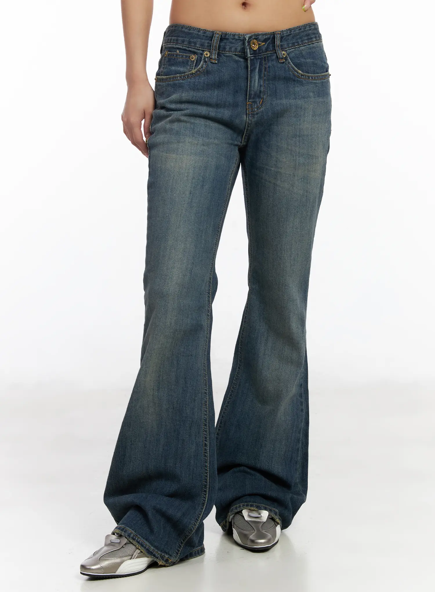 Reah Loose-Fit Flared Bootcut Jeans CM520