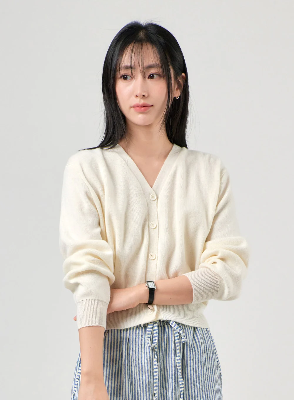 Solid V-Neck Buttoned Cardigan OF406 - Image 4