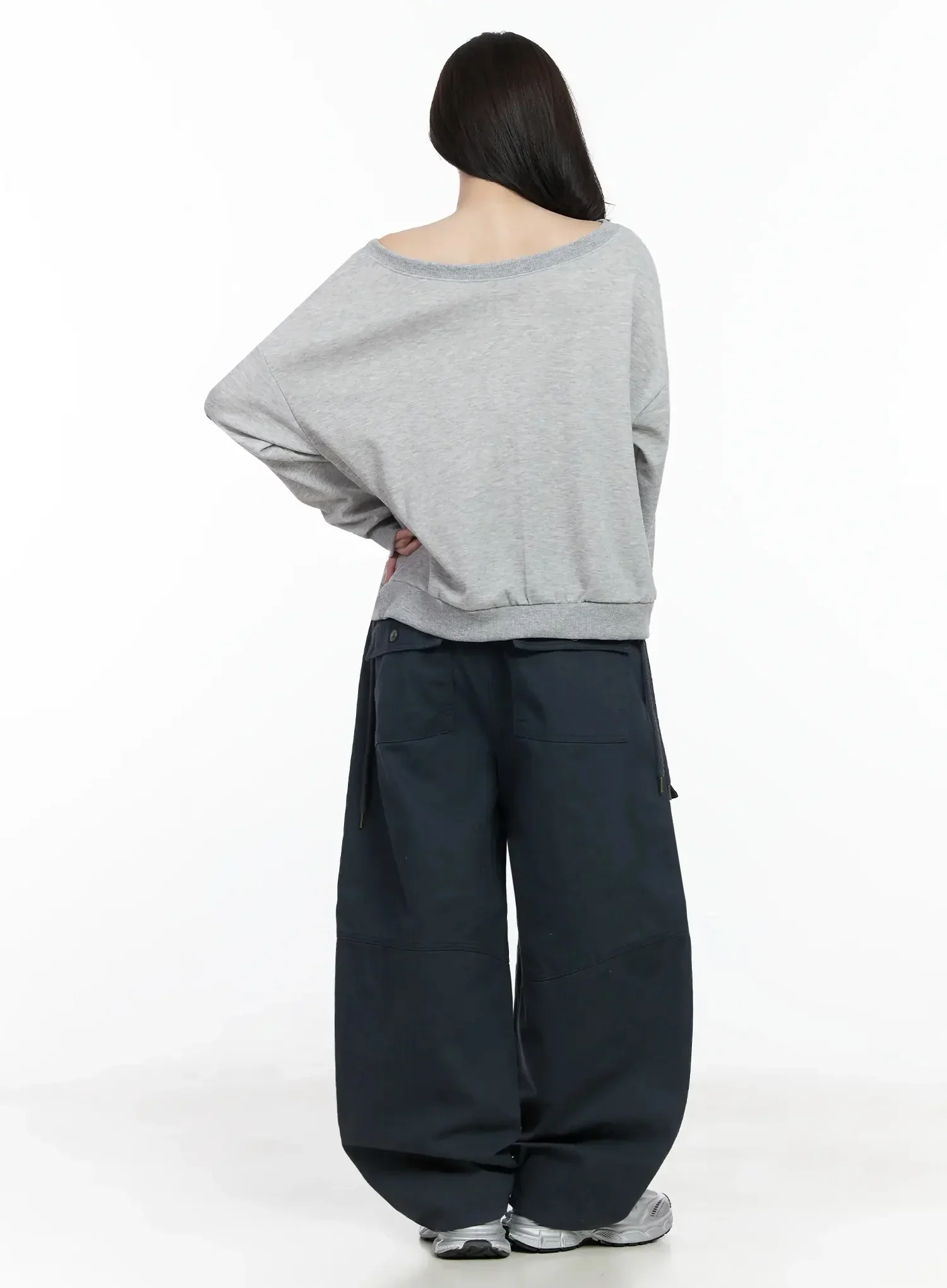Wide Neck Numeral Graphic Sweatshirt IJ528 - Image 10