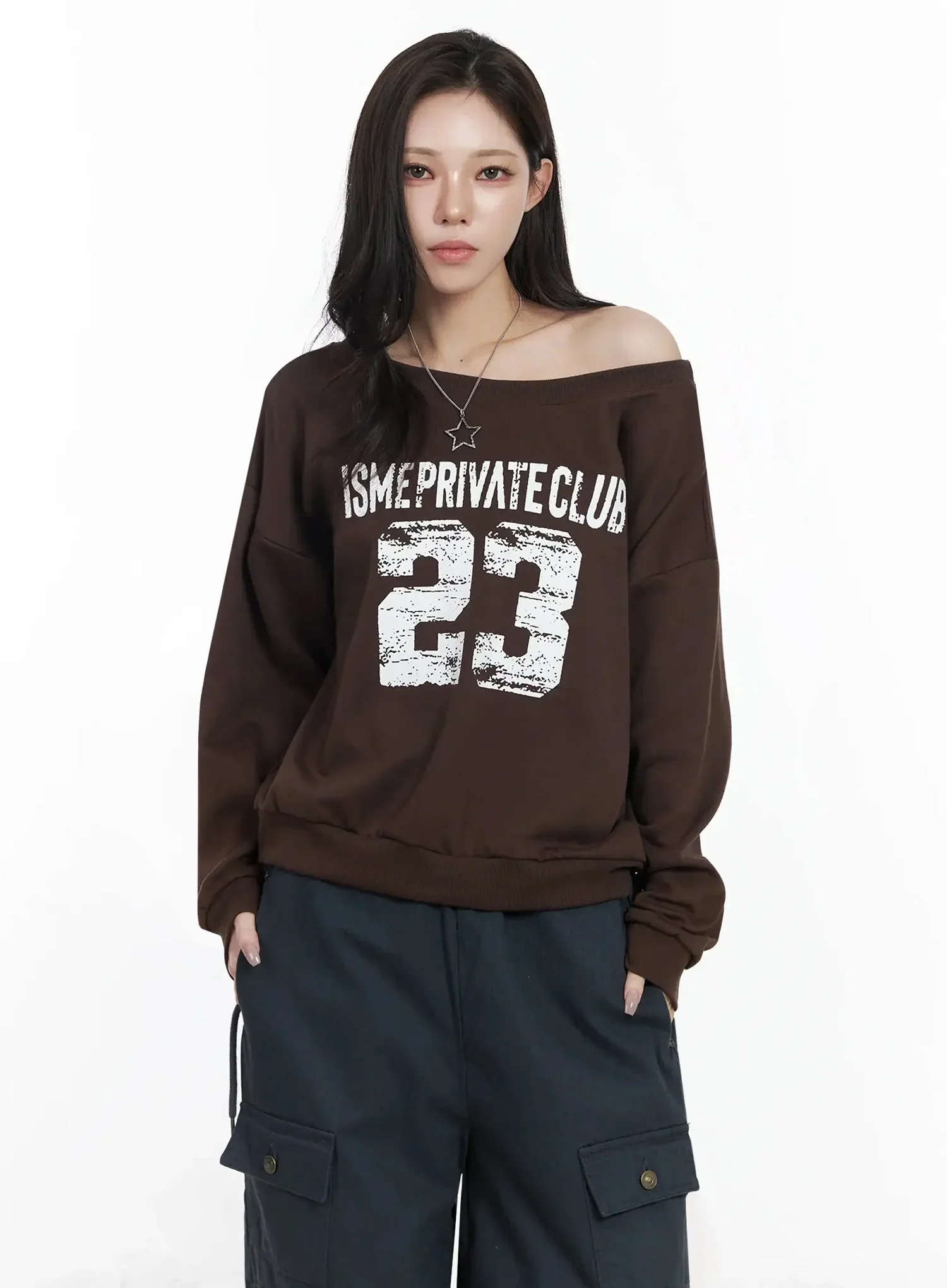 Wide Neck Numeral Graphic Sweatshirt IJ528 - Image 13