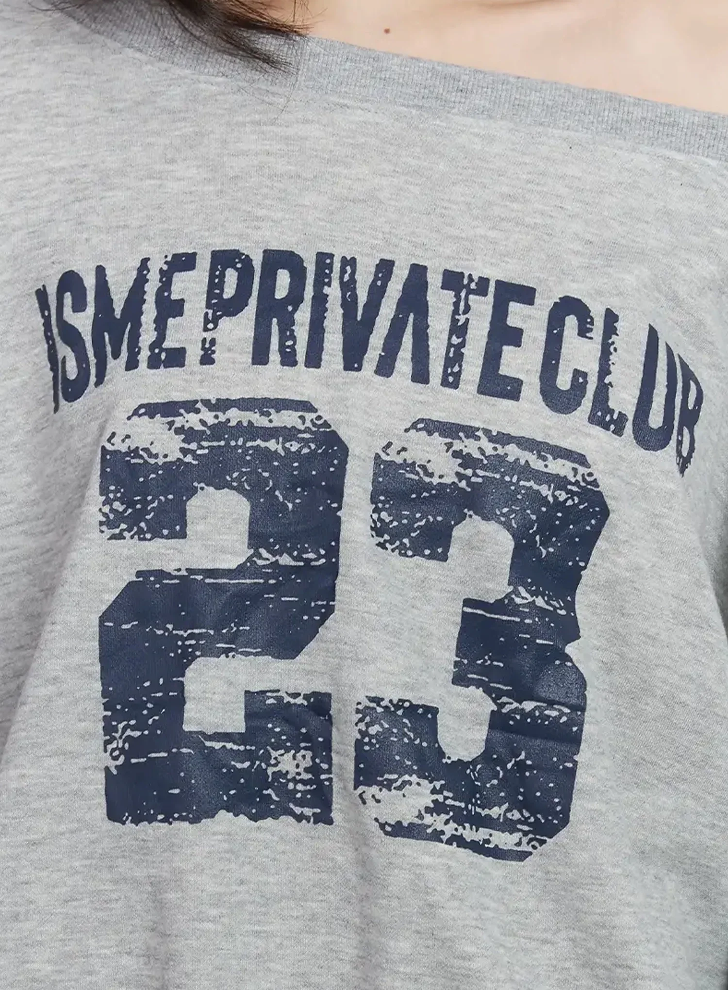 Wide Neck Numeral Graphic Sweatshirt IJ528 - Image 5