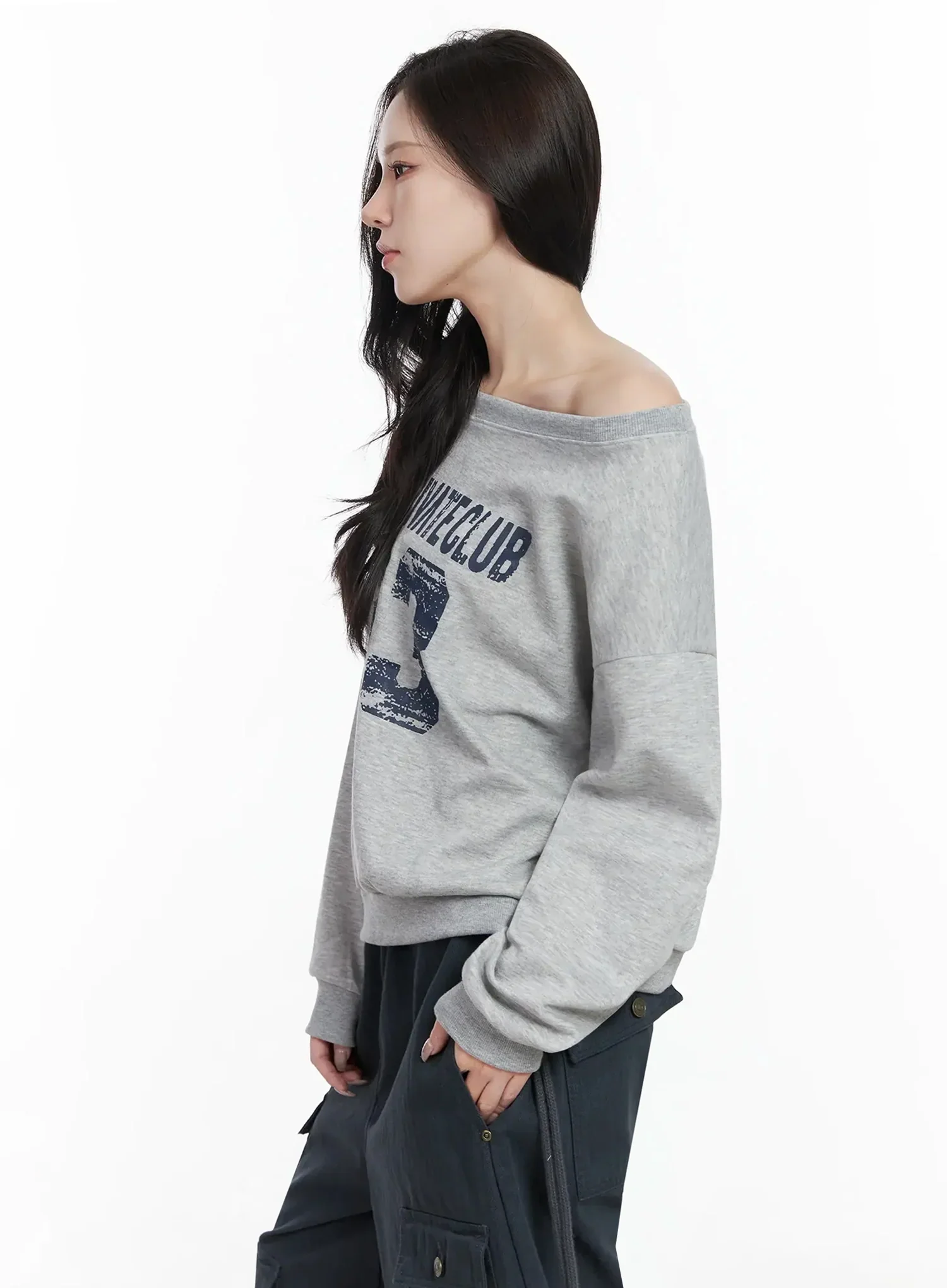 Wide Neck Numeral Graphic Sweatshirt IJ528 - Image 7
